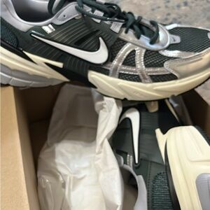 Nike Men's V2K Green and Silver Sneakers